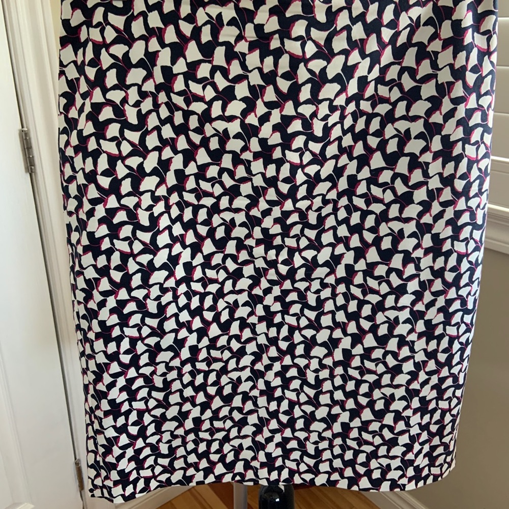 Fully lined Ann Taylor pencil skirt. Worn once. Size 8. Falls to knee.